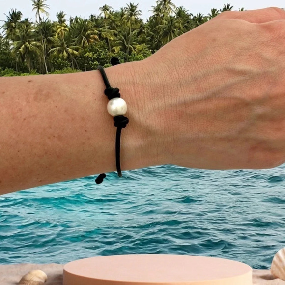 Adjustable Pearl & Leather Bracelet. Made to order - Picture 1 of 8
